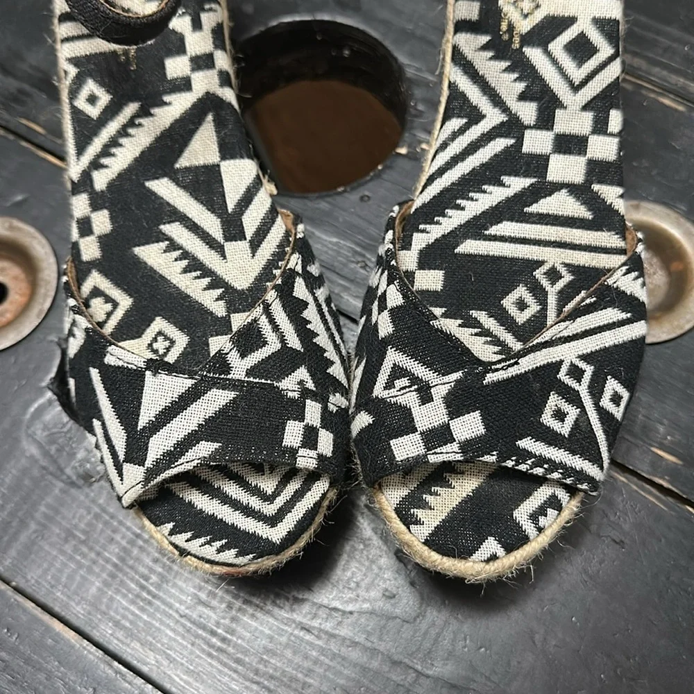 Toms Black and White Tribal Aztec Print Fabric Espadrille Wedges